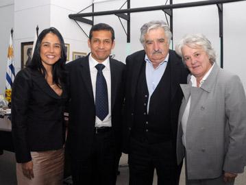 Presidentes y señoras posando a la camara