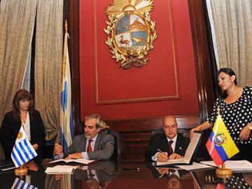 Firma de convenios entre autoridades de Ecuador y Uruguay