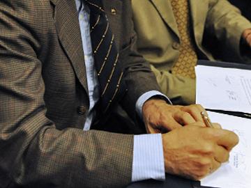 Mano firmando