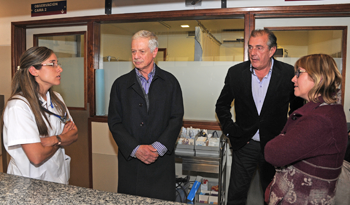 Cristina Lustemberg, Ciro Ferreira y Jorge Basso dialogan con funcionaria del Hospital de Tacuarembó