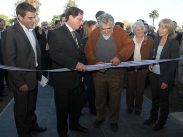 Corte de cinta por el Presidente Mujica