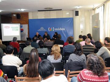 Mesa de participantes en el seminario