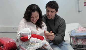Padres con su bebé recién nacido
