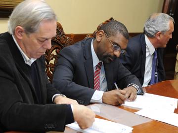 Autoridades firmando convenio