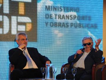 Presidente Mujica junto al ministro Enrique Pintado en foro internacional sobre el transporte aéreo