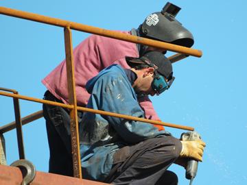 Obreros metalúrgicos trabajando