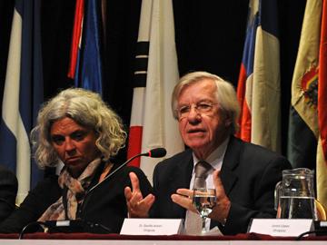 Vicepresidente Astori (en ejercicio de la Presidencia) disertando en Seminario