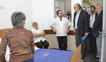 Recorrida de autoridades de la salud por el hospital de Florida