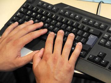 Manos sobre teclado de computadora