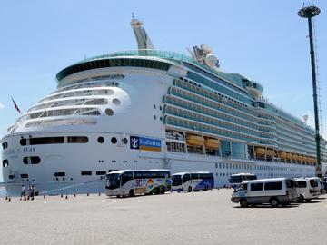 Autoridades en la presentación de datos de la temporada de cruceros