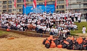 Voluntarios en limpieza de playas