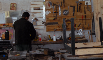 Joven desarrollando tareas en taller