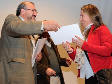 Subsecretario Gómez entrega diploma a educadora