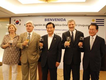 Autoridades coreanas y uruguayas brindando