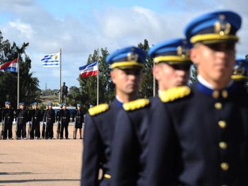 Policías formando