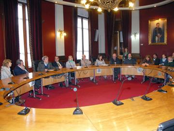 Vista de la Sala Maggiolo y de la mesa de participantes