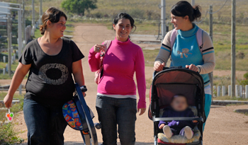 Mujeres y niño paseando