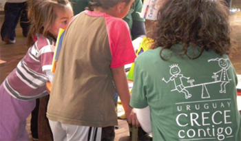 Niños con educadores de Uruguay Crece Contigo