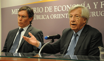 Ministro Danilo Astori y Martín Valcorba