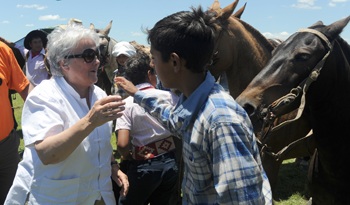 La senadora en ejercicio de la Presidencia, Lucía Topolansky en Punta Carretera, Tacuarembó