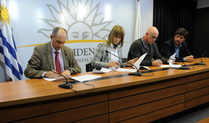 Firma del convenio para iluminar canchas del fútbol infantil