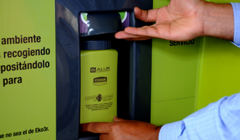 Contenedor para reciclar aceite de uso comestible