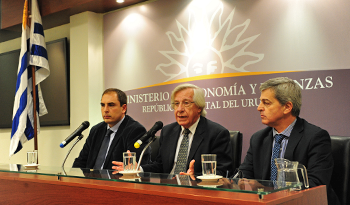 Ministro de Economía y Finanzas, Danilo Astori, y subsecretario Pablo Ferreri en Conferencia de Prensa