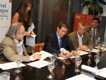 Calzada y Briozzo firman acuerdo contra el desvío de precursores de drogas