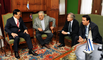 El presidente de la Asamblea Nacional de Corea del Sur, Chung Ui-Hwa, conversa con el Presidente José Mujica, Luis Almagro y Diego Cánepa