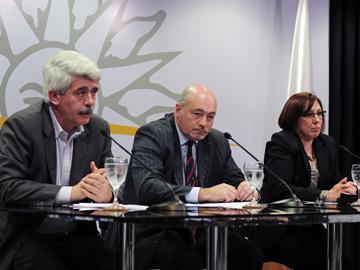 Autoridades en conferencia de prensa para comunicar la declaración de esencialidad de los servicios de salud