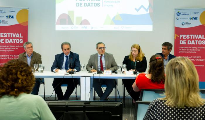Autoridades en conferencia de prensa