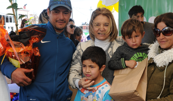 Ministra Eneida de León entrega llaves de apartamentos en Maldonado