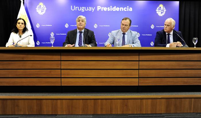 Ministros de Economía, Relaciones Exteriores y Obras Públicas durante la conferencia de prensa Ministros de Economía, Relaciones Exteriores y Obras Públicas durante la conferencia de prensa