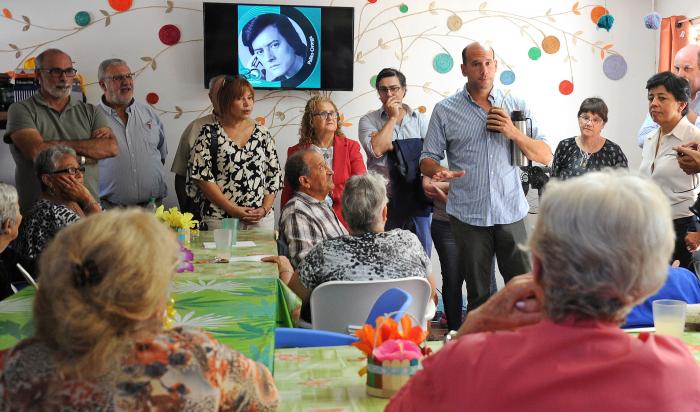 Ministro de Desarrollo Social, Martín Lema junto a autoridades del Mides en el Centro de Día Pando junto a usuarios