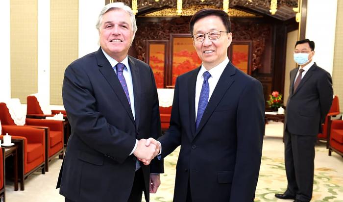 Ministro Bustillo con vicepresidente chino
