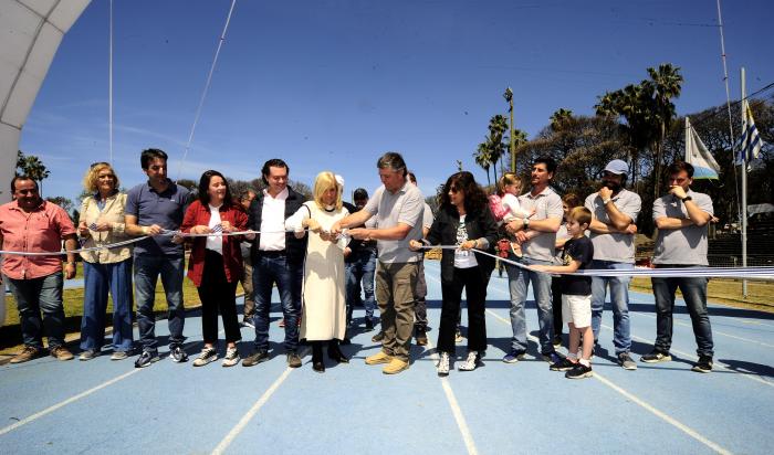 Vicepresidenta, Beatriz Argimón junto a prosecretario Rodrigo Ferrés cortan la cinta de inauguración de circuito "Relevo por la vida"