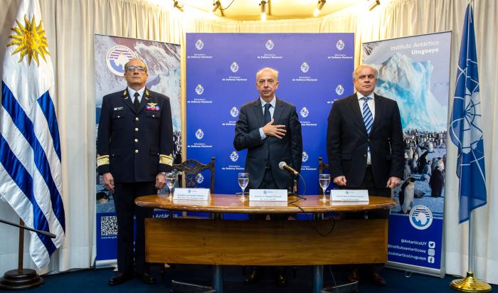 Ministro de Defensa Nacional, Javier García junto a autoridades del Instituto Antártico del Uruguay
