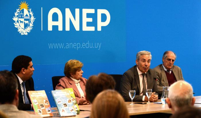 Presidente de ANEP, Robert Silva, director de Políticas Lingüísticas, Aldo Rodríguez, y autoridades de la educación durante el evento