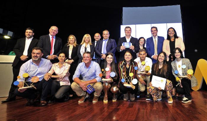 Beatriz Argimón con autoridades y emprendedores