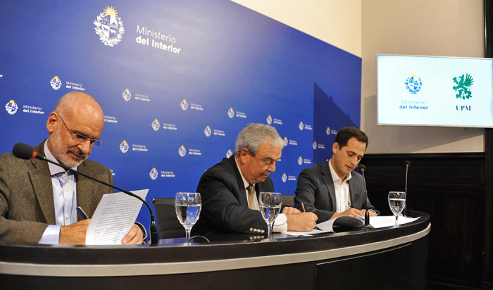 Heber y autoridades de UPM en firma de convenio