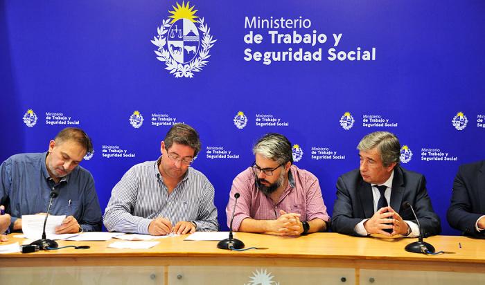 Presidente de ASSE, Leonardo Cipriani junto a autoridades de Trabajo y de la Federación de Funcionarios de la Salud Pública