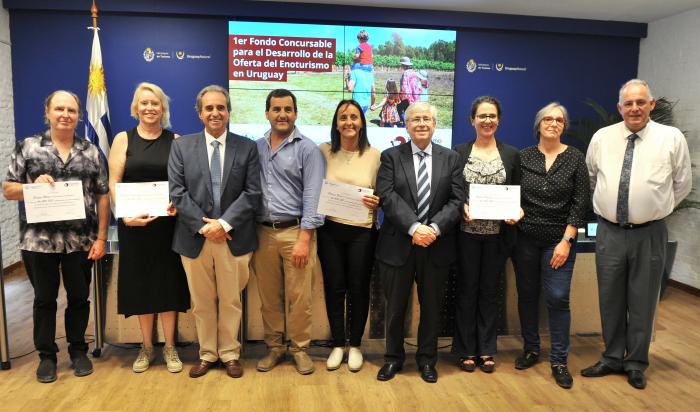 Autoridades de la cartera de Turismo junto a los representantes de las bodegas premiadas