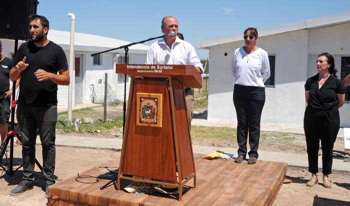  Subsecretario de Vivienda, Tabaré Hackenbruch, realiza una oratoria durante el acto.