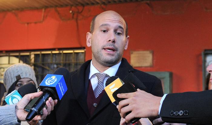 Ministro de Desarrollo Social, Martín Lema, en parador nocturno del Velódromo Municipal