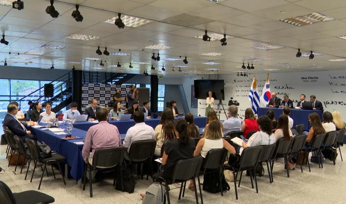 Imagen de la sala y el público durante la presentación de la iniciativa Imagen de la sala y el público durante la presentación de la iniciativa