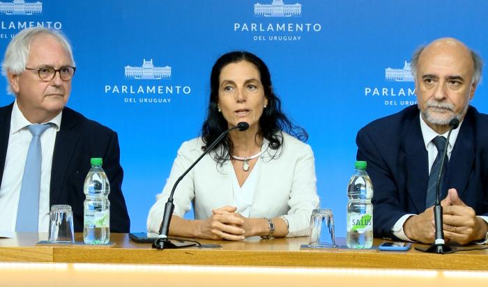 Ministra de Economía y Finanzas, Azucena Arbeleche junto al ministro de Trabajo y Seguridad Social, Pablo Mieres y al titular de la Comisión de Expertos en Seguridad Social, Rodolfo Saldain