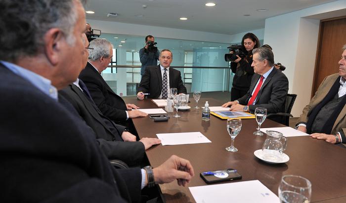 Secretario de la Presidencia, Álvaro Delgado junto a autoridades del Ministerio del Interior y de intendencias de Maldonado y Rocha