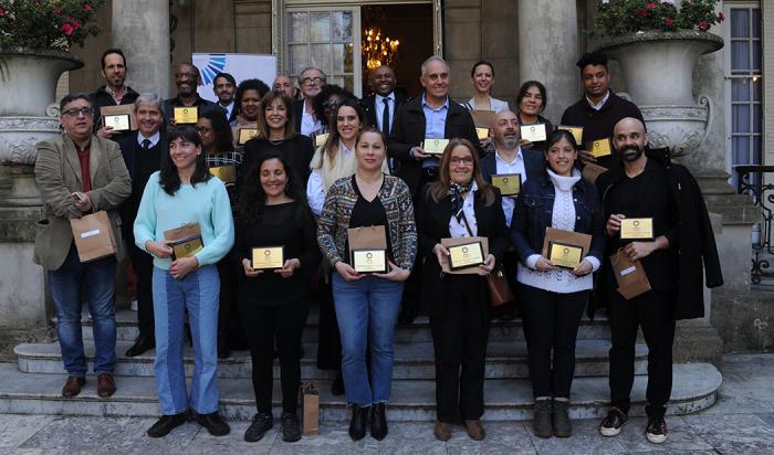 Foto de los premiados junto a las subsecretarias de Educación y Cultura, y Relaciones Exteriores, Ana Ribeiro y Carolina Ache, respectivamente