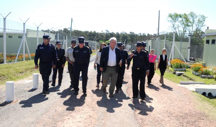 Ministro del Interior, Luis Alberto Heber, en un momento de la recorrida junto a autoridades policiales
