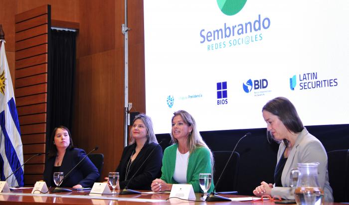Impulsora de Sembrando, Lorena Ponce de León e integrantes del programa durante la oratoria